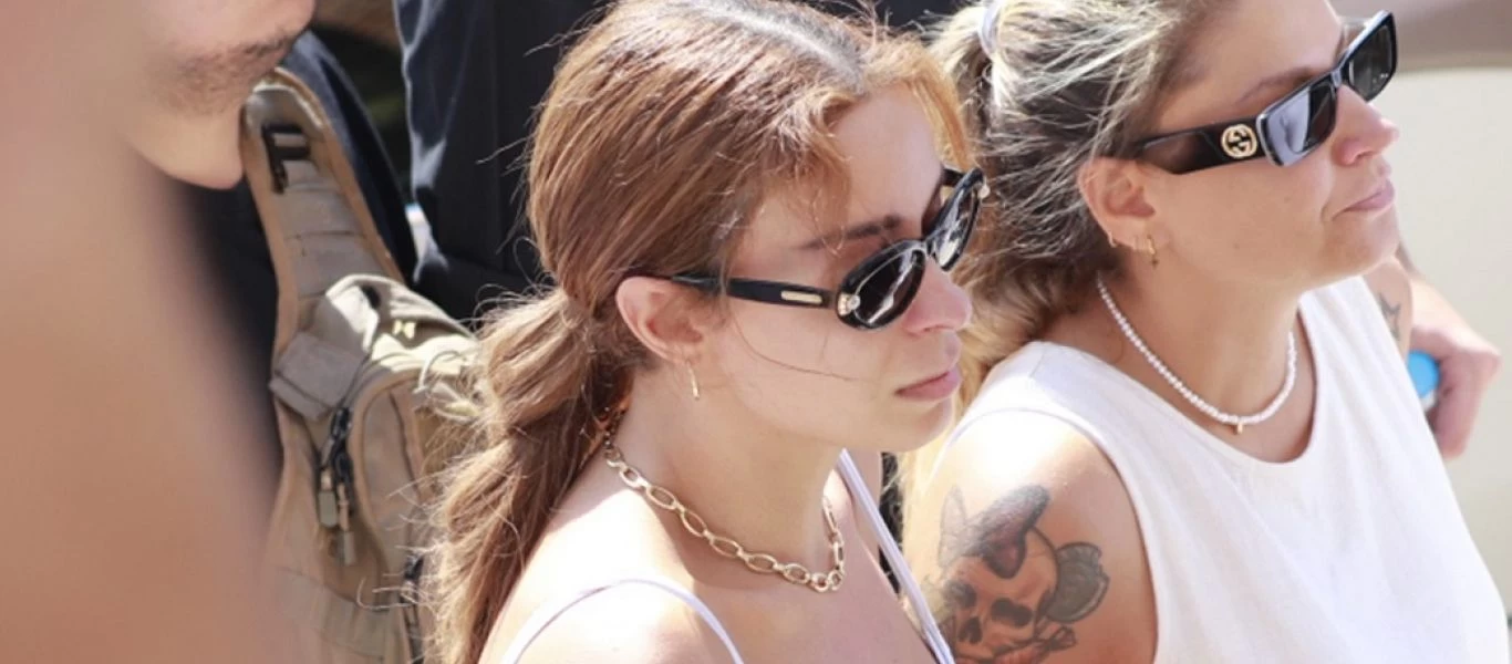 Συντετριμμένη στην κηδεία του Mad Clip η Ελένη Φουρέιρα (φώτο)